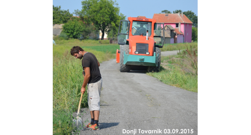 У току насипање путева у општини Пећинци